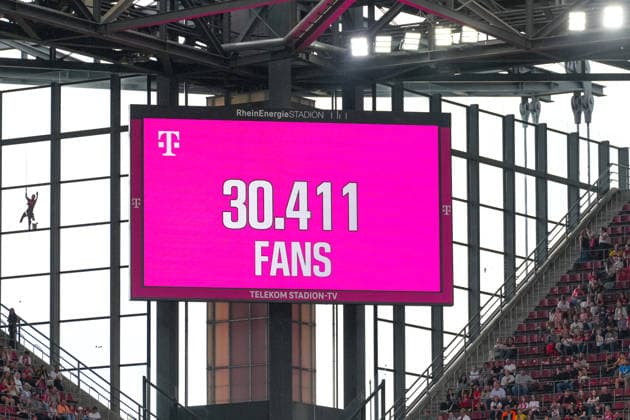 02.05.2026, xydrx, Frauen, Fußball, 1.Frauen-Bundesliga, 1.FC Köln - SV Werder Bremen, Saison 2025 2026, RheinEnergieSTADION: Anzeigetafel mit der Offiziellen Zuschauerzahl DFB regulations prohibit any use of photographs as image sequences and or quasi-video. Copyright: HMBxMedia YannisxDreimann