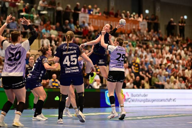 Handball I Frauen I Saison 2025-2026 I Play-Offs 5-11 I 3. Spieltag I Buxtehuder SV - VfL Oldenburg I 02.05.2026 Wurf Lin Elisabeth Lück (51, Buxtehuder Sportverein), gehalten von Paulina Golla (29, VfL Oldenburg) Buxtehude Halle Nord Niedersachsen Deutschland Copyright: xLobeca FelixxSchlikisx