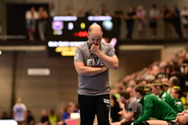 Handball I Frauen I Saison 2025-2026 I Play-Offs 5-11 I 3. Spieltag I Buxtehuder SV - VfL Oldenburg I 02.05.2026 Schaut enttäuscht, betrübt, deprimiert, frustriert, geknickt, gekränkt, niedergeschlagen, unzufrieden, ernüchtert, schlecht gelaunt: Niels Bötel (VfL Oldenburg) Buxtehude Halle Nord Niedersachsen Deutschland Copyright: xLobeca FelixxSchlikisx