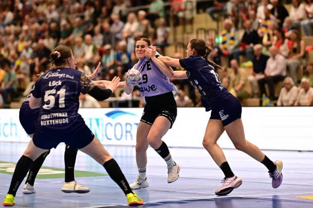 Handball I Frauen I Saison 2025-2026 I Play-Offs 5-11 I 3. Spieltag I Buxtehuder SV - VfL Oldenburg I 02.05.2026 Paulina Golla (29, VfL Oldenburg) gehalten von Isabelle Dölle (11, Buxtehuder Sportverein) Buxtehude Halle Nord Niedersachsen Deutschland Copyright: xLobeca FelixxSchlikisx