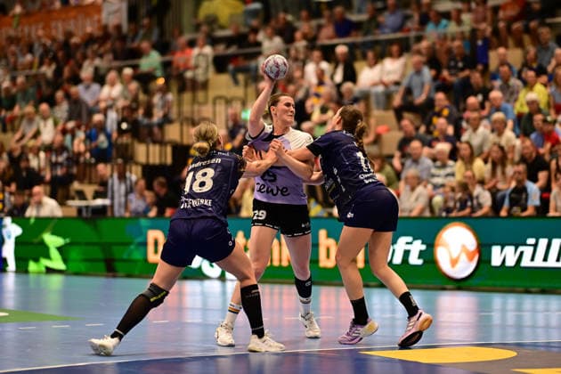 Handball I Frauen I Saison 2025-2026 I Play-Offs 5-11 I 3. Spieltag I Buxtehuder SV - VfL Oldenburg I 02.05.2026 Johanna Andresen (18, Buxtehuder Sportverein) Paulina Golla (29, VfL Oldenburg) Isabelle Dölle (11, Buxtehuder Sportverein) Buxtehude Halle Nord Niedersachsen Deutschland Copyright: xLobeca FelixxSchlikisx