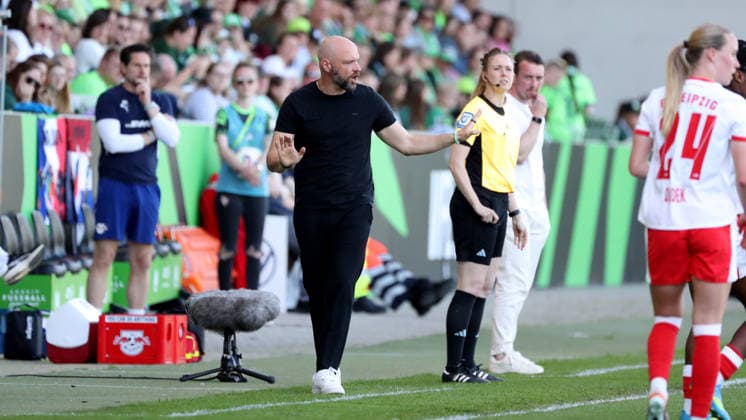 VfL vs. Leipzig, BL Frauen Wolfsburg, 02.05.2026, Fußball, Frauen, Google Pixel Bundesliga, Saison 2025 2026, VfL Wolfsburg vs RB Leipzig, Cheftrainer Stephan Lerch (VfL Wolfsburg) AOK Stadion Niedersachsen Deutschland