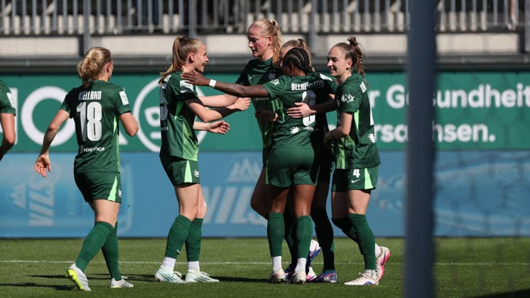 VfL vs. Leipzig, BL Frauen Wolfsburg, 02.05.2026, Fußball, Frauen, Google Pixel Bundesliga, Saison 2025 2026, VfL Wolfsburg vs RB Leipzig, Janina Minge (VfL Wolfsburg) jubelt mit der Mannschaft nach ihrem Tor zum 1:1 AOK Stadion Niedersachsen Deutschland