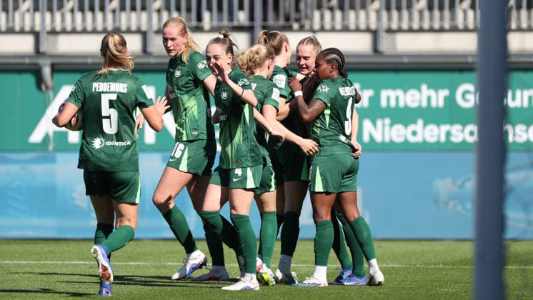 VfL vs. Leipzig, BL Frauen Wolfsburg, 02.05.2026, Fußball, Frauen, Google Pixel Bundesliga, Saison 2025 2026, VfL Wolfsburg vs RB Leipzig, Janina Minge (VfL Wolfsburg) jubelt mit der Mannschaft nach ihrem Tor zum 1:1 AOK Stadion Niedersachsen Deutschland