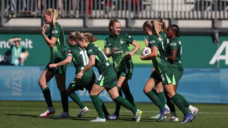 VfL vs. Leipzig, BL Frauen Wolfsburg, 02.05.2026, Fußball, Frauen, Google Pixel Bundesliga, Saison 2025 2026, VfL Wolfsburg vs RB Leipzig, Janina Minge (VfL Wolfsburg) jubelt mit der Mannschaft nach ihrem Tor zum 1:1 AOK Stadion Niedersachsen Deutschland