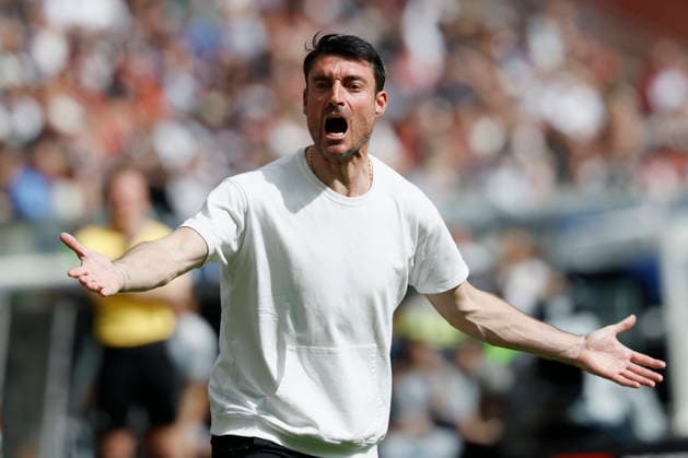 Sport Bilder des Tages v.l.n.r. Trainer Albert Riera (Eintracht Frankfurt), gibt Anweisungen, gestikuliert, mit den Armen gestikulieren gives instructions, gesticulate, gesticolando, emotionen, im Bundesliga-Spiel zwischen Eintracht Frankfurt und dem Hamburger SV in der Deutsche Bank Park, Frankfurt am Main, Deutschland, am 2. Mai 2026. in action during the Bundesliga match between Eintracht Frankfurt and Hamburger SV at the Deutsche Bank Park, Frankfurt, Germany, on May 2, 2026. DFB DFL REGULATIONS PROHIBIT ANY USE OF PHOTOGRAPHS AS IMAGE SEQUENCES AND OR QUASI-VIDEO, *** v l n r Coach Albert Riera Eintracht Frankfurt , gives instructions, gesticulates, gesticulates with arms gives instructions, gesticulate, gesticolando, emotions, in the Bundesliga match between Eintracht Frankfurt and Hamburger SV at the Deutsche Bank Park, Frankfurt am Main, Germany, am 2 Mai 2026 in action during the Bundesliga match between Eintracht Frankfurt and Hamburger SV at the Deutsche Bank Park, Frankfurt, Germany, on May 2, 2026 DFB DFL REGULATIONS PROHIBIT ANY USE OF PHOTOGRAPHS AS IMAGE SEQUENCES AND OR QUASI VIDEO, Copyright: HMBxMedia xHeikoxBecker