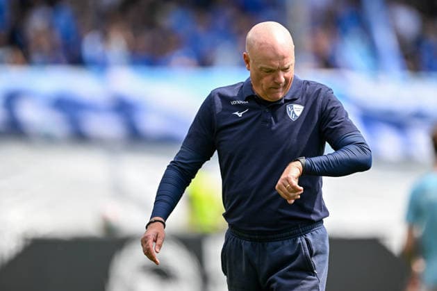 2. Bundesliga - 25 26 - Arminia Bielefeld - VfL Bochum am 02.05.2026 in der SchücoArena in Bielefeld Trainer Uwe Rösler Roesler (Bochum) sieht nachdenklich auf die Uhr.