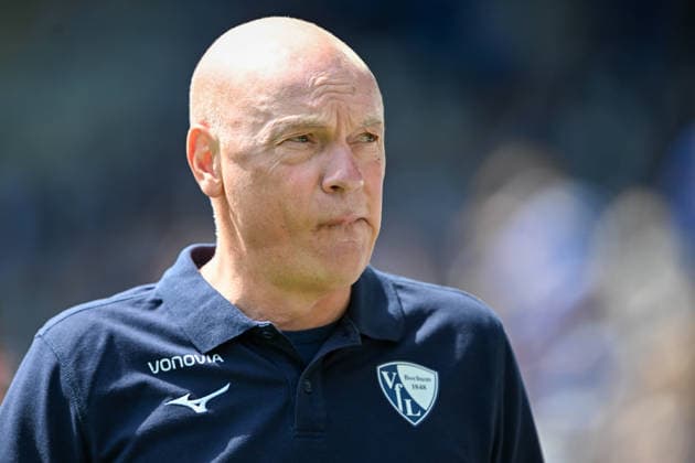 2. Bundesliga - 25 26 - Arminia Bielefeld - VfL Bochum am 02.05.2026 in der SchücoArena in Bielefeld Trainer Uwe Rösler Roesler (Bochum) nachdenklich