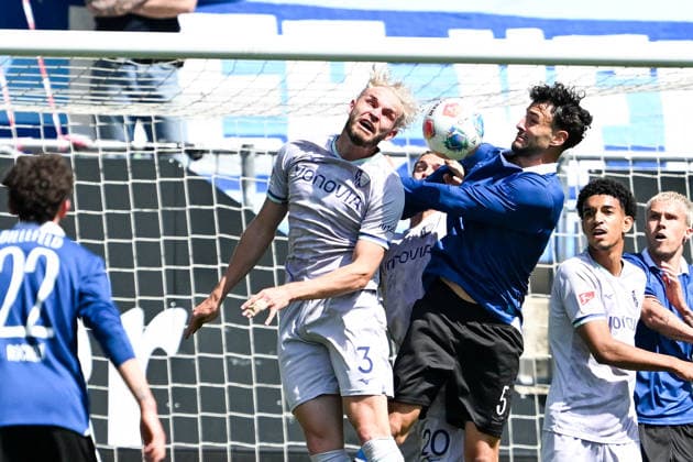 2. Bundesliga - 25 26 - Arminia Bielefeld - VfL Bochum am 02.05.2026 in der SchücoArena in Bielefeld Philipp Strompf (Bochum) im Zweikampf gegen Joel Felix (Bielefeld)