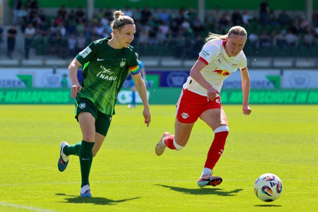Wolfsburg, Deutschland: 02. Mai 2026 - 1. Frauen Bundesliga - 24. Spieltag - VfL Wolfsburg vs. RB Leipzig Im Bild: v.li. im Zweikampf Svenja Huth (VfL) und Nikoline Dudek (RB Leipzig) Copyright: HMBxMedia MadeleinexFantini