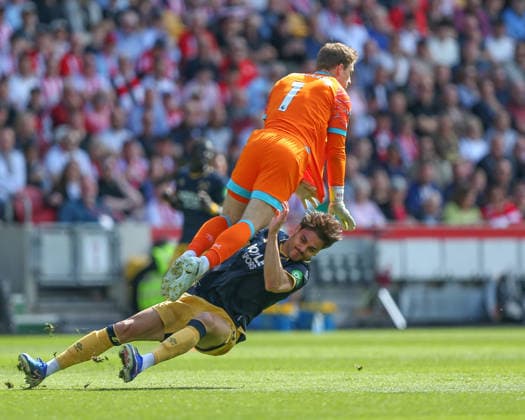 Sport Bilder des Tages LONDON, ENGLAND - MAY 02: Goalkeeper Mads Hermansen of West Ham United collides with Konstantinos when rushing out of box to head the ball during the Premier League match between Brentford and West Ham United at Gtech Community Stadium on May 02, 2026 in London, England. Copyright: xJayxPatel SPPx Sportspressphoto_SPR139518