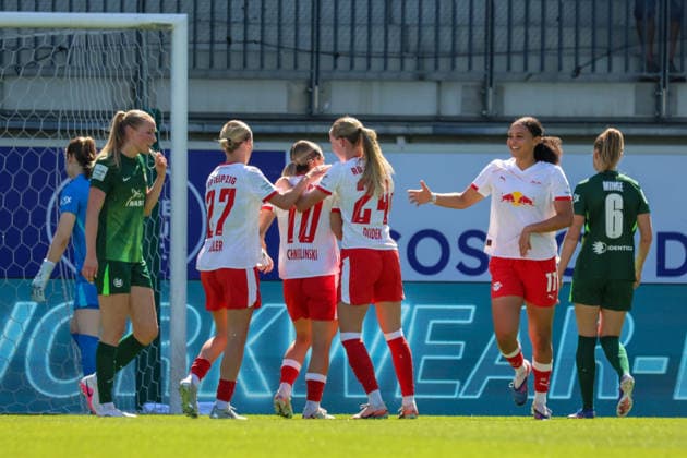 Wolfsburg, Deutschland: 02. Mai 2026 - 1. Frauen Bundesliga - 24. Spieltag - VfL Wolfsburg vs. RB Leipzig Im Bild: v.li. die Dritte Torschützin Gina Chmielinski (RB Leipzig) macht das Tor zum 0:1 für Leipzig und jubelt mit ihren Mannschaftskolleginnen Copyright: HMBxMedia MadeleinexFantini