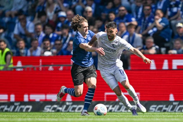 2. Bundesliga - 25 26 - Arminia Bielefeld - VfL Bochum am 02.05.2026 in der SchücoArena in Bielefeld Mael Corboz (Bielefeld) im Zweikampf gegen Gerrit Holtmann (Bochum)