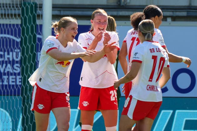 Wolfsburg, Deutschland: 02. Mai 2026 - 1. Frauen Bundesliga - 24. Spieltag - VfL Wolfsburg vs. RB Leipzig Im Bild: Torschützin Gina Chmielinski (RB Leipzig), rechts im Bild, macht das Tor zum 0:1 für Leipzig und jubelt mit ihren Mannschaftskolleginnen Copyright: HMBxMedia MadeleinexFantini