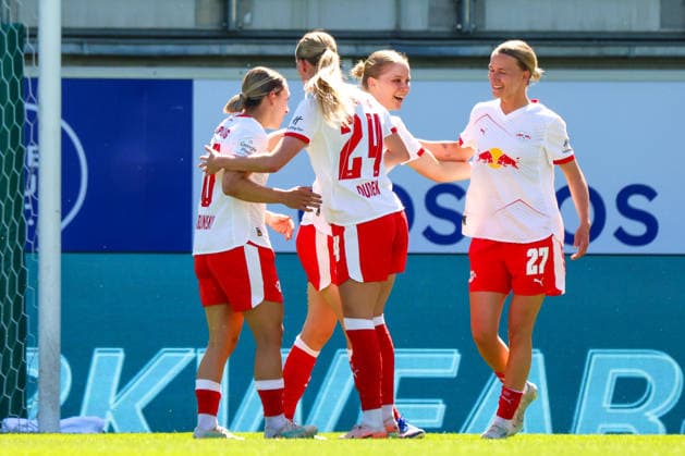 Wolfsburg, Deutschland: 02. Mai 2026 - 1. Frauen Bundesliga - 24. Spieltag - VfL Wolfsburg vs. RB Leipzig Im Bild: v.li. Torschützin Gina Chmielinski (RB Leipzig) macht das Tor zum 0:1 für Leipzig und jubelt mit ihren Mannschaftskolleginnen Copyright: HMBxMedia MadeleinexFantini