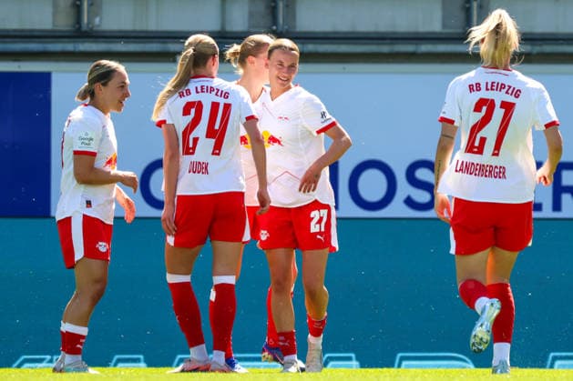 Wolfsburg, Deutschland: 02. Mai 2026 - 1. Frauen Bundesliga - 24. Spieltag - VfL Wolfsburg vs. RB Leipzig Im Bild: v.li. Torschützin Gina Chmielinski (RB Leipzig) macht das Tor zum 0:1 für Leipzig und jubelt mit ihren Mannschaftskolleginnen Copyright: HMBxMedia MadeleinexFantini