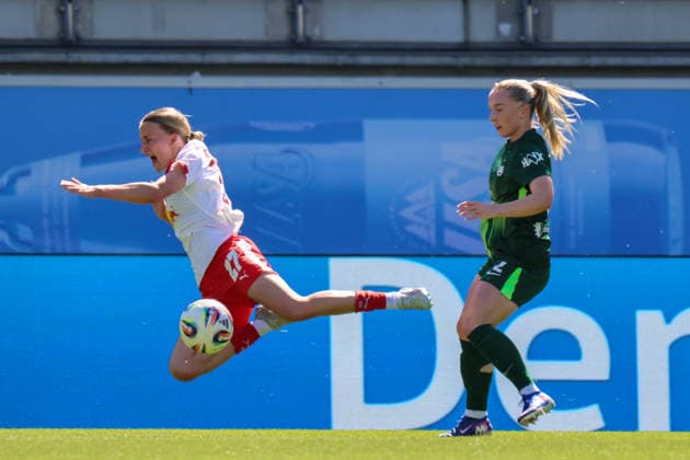Wolfsburg, Deutschland: 02. Mai 2026 - 1. Frauen Bundesliga - 24. Spieltag - VfL Wolfsburg vs. RB Leipzig Im Bild: v.li. im Zweikampf Marlene Müller Mueller (RB Leipzig) und Thea Bjelde (VfL) Copyright: HMBxMedia MadeleinexFantini