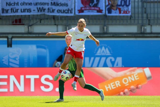 Wolfsburg, Deutschland: 02. Mai 2026 - 1. Frauen Bundesliga - 24. Spieltag - VfL Wolfsburg vs. RB Leipzig Im Bild: v.li. im Zweikampf Justine Kielland (VfL) und Gina Chmielinksi (RB Leipzig) Copyright: HMBxMedia MadeleinexFantini