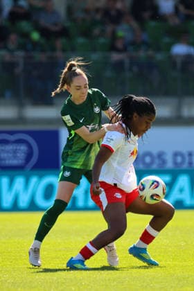 Wolfsburg, Deutschland: 02. Mai 2026 - 1. Frauen Bundesliga - 24. Spieltag - VfL Wolfsburg vs. RB Leipzig Im Bild: v.li. im Zweikampf Sophia Kleinherne (VfL) und Delice Boboy (RB Leipzig) Copyright: HMBxMedia MadeleinexFantini