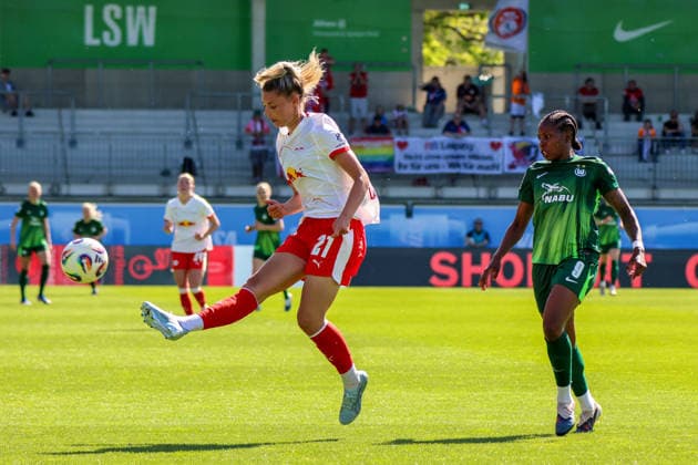 Wolfsburg, Deutschland: 02. Mai 2026 - 1. Frauen Bundesliga - 24. Spieltag - VfL Wolfsburg vs. RB Leipzig Im Bild: v.li. Julia Landenberg (RB Leipzig) und Lineth Beerensteyn (VfL) Copyright: HMBxMedia MadeleinexFantini