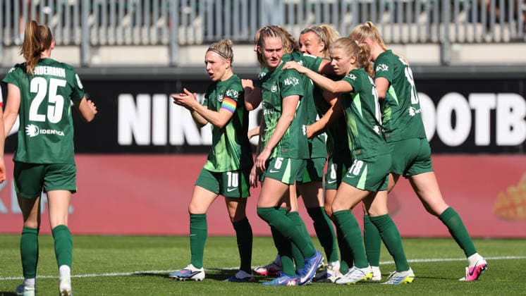 VfL vs. Leipzig, BL Frauen Wolfsburg, 02.05.2026, Fußball, Frauen, Google Pixel Bundesliga, Saison 2025 2026, VfL Wolfsburg vs RB Leipzig, Lena Lattwein (VfL Wolfsburg) jubelt mit der Mannschaft nach ihrem Tor zum 2:1 AOK Stadion Niedersachsen Deutschland