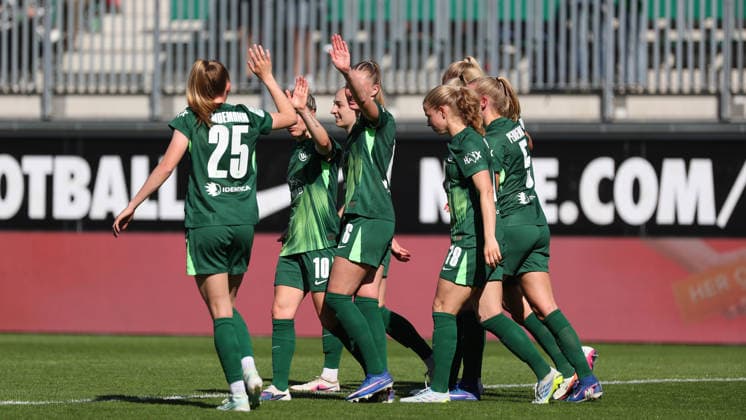 VfL vs. Leipzig, BL Frauen Wolfsburg, 02.05.2026, Fußball, Frauen, Google Pixel Bundesliga, Saison 2025 2026, VfL Wolfsburg vs RB Leipzig, Lena Lattwein (VfL Wolfsburg) jubelt mit der Mannschaft nach ihrem Tor zum 2:1 AOK Stadion Niedersachsen Deutschland
