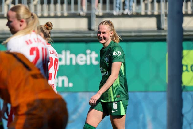 Wolfsburg, Deutschland: 02. Mai 2026 - 1. Frauen Bundesliga - 24. Spieltag - VfL Wolfsburg vs. RB Leipzig Im Bild: Torschützin Janina Minge (VfL) macht das Tor zum 1:1 für Wolfsburg und jubelt Copyright: HMBxMedia MadeleinexFantini
