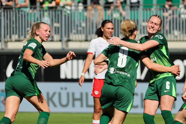 Wolfsburg, Deutschland: 02. Mai 2026 - 1. Frauen Bundesliga - 24. Spieltag - VfL Wolfsburg vs. RB Leipzig Im Bild: v.li. die Zweite Torschützin Lena Lattwein (VfL) macht das Tor zum 2:1 für Wolfsburg und jubelt mit Ella Peddemors (VfL) und Janina Minge (VfL) Copyright: HMBxMedia MadeleinexFantini