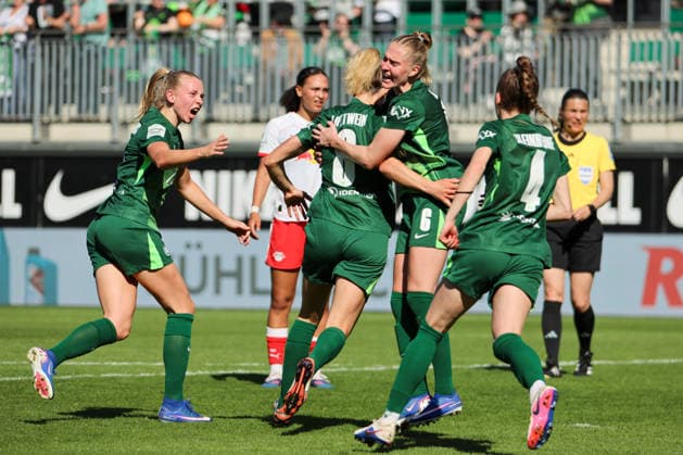 Wolfsburg, Deutschland: 02. Mai 2026 - 1. Frauen Bundesliga - 24. Spieltag - VfL Wolfsburg vs. RB Leipzig Im Bild: v.li. die Zweite Torschützin Lena Lattwein (VfL) macht das Tor zum 2:1 für Wolfsburg und jubelt mit Ella Peddemors (VfL) und Janina Minge (VfL) Copyright: HMBxMedia MadeleinexFantini