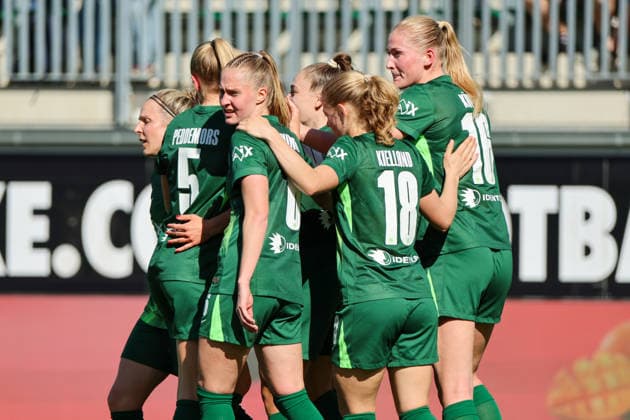 Wolfsburg, Deutschland: 02. Mai 2026 - 1. Frauen Bundesliga - 24. Spieltag - VfL Wolfsburg vs. RB Leipzig Im Bild: Torschützin Lena Lattwein (VfL), verdeckt im Bild, macht das Tor zum 2:1 für Wolfsburg und jubelt mit ihren Mannschaftskolleginnen Copyright: HMBxMedia MadeleinexFantini