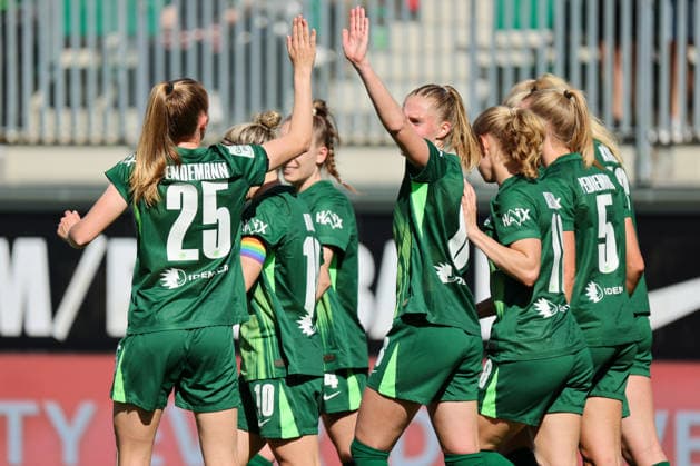 Wolfsburg, Deutschland: 02. Mai 2026 - 1. Frauen Bundesliga - 24. Spieltag - VfL Wolfsburg vs. RB Leipzig Im Bild: Torschützin Lena Lattwein (VfL), verdeckt im Bild, macht das Tor zum 2:1 für Wolfsburg und jubelt mit ihren Mannschaftskolleginnen Copyright: HMBxMedia MadeleinexFantini