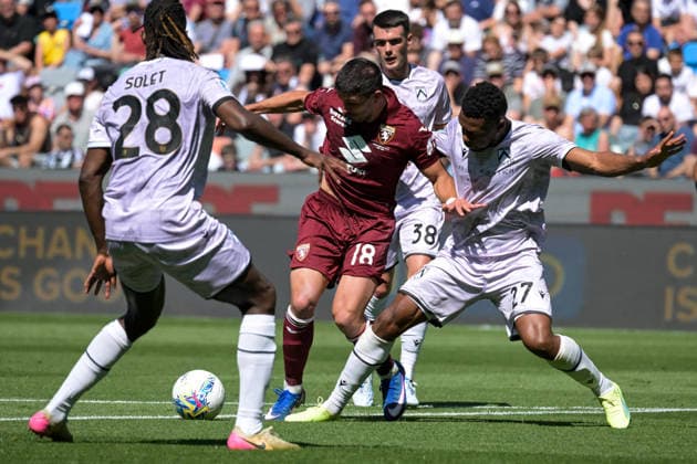 CALCIO - Serie A - Udinese Calcio vs Torino FC Torino s Che Adams hindered by Udinese s Christian Kabasele during Udinese Calcio vs Torino FC, Italian soccer Serie A match in Udine, Italy, May 02 2026 Udine Italy  Copyright: xIPAxSport ABACAx