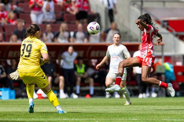 Google Pixel Frauen-Bundesliga: 1. FC Köln - SV Werder Bremen; 02.05.2026 Lydia Andrade (1. FC Köln, 17), Mariella El Sherif (Werder Bremen, 39) am 24. Spieltag der Google Pixel Frauen-Bundesliga im Spiel des 1. FC Köln gegen den SV Werder Bremen am 02.05.2026 im RheinEnergie-Stadion in Köln, Deutschland. Copyright: xBEAUTIFULxSPORTS Meuselx