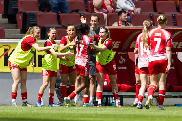 Google Pixel Frauen-Bundesliga: 1. FC Köln - SV Werder Bremen; 02.05.2026 Lydia Andrade (1. FC Köln, 17) jubelt nach ihrem Tor mit Taylor Ziemer (1. FC Köln, 18), Laura Donhauser (1. FC Köln, 25), Vanessa Leimenstoll (1. FC Köln, 29) und Adriana Achcinska (1. FC Köln, 9) am 24. Spieltag der Google Pixel Frauen-Bundesliga im Spiel des 1. FC Köln gegen den SV Werder Bremen am 02.05.2026 im RheinEnergie-Stadion in Köln, Deutschland. Copyright: xBEAUTIFULxSPORTS Meuselx