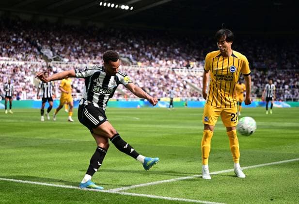 Jacob Murphy of Newcastle United and Kaoru Mitoma of Brighton & Hove Albion Newcastle United v Brighton and Hove Albion, Premier League, Football, St James Park, Newcastle , UK - 02 May 2026Newcastle St James Park United Kingdom EDITORIAL USE ONLY No use with unauthorised audio, video, data, fixture lists, club league logos or live services. Online in-match use limited to 120 images, no video emulation. No use in betting, games or single club league player publications. Copyright: xMarkxRunnacles Shutterstockx 16854507bq