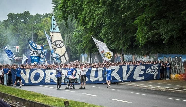 Sport Bilder des Tages Gelsenkirchen, Deutschland, Europa, Fussballfans, Fanmarsch, Schalke 04, Nordkurve, Ultras, Fanblock, Supporters, Anhänger, Straßenumzug, Choreografie, Banner, Fahnen, Trommeln, Pyrotechnik, Rauch, Stimmung, Derby, Ruhrgebiet, Fankultur, Sicherheit, Polizeibegleitung, Event, Spieltag, Bundesliga, Aufstieg Massen, Crowd, Emotionen, Sportevent, Medienrelevant