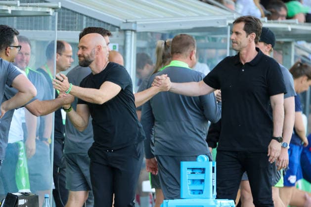 Wolfsburg, Deutschland: 02. Mai 2026 - 1. Frauen Bundesliga - 24. Spieltag - VfL Wolfsburg vs. RB Leipzig Im Bild: v.li. Trainer Stephan Lerch (VfL) und Sportdirektor der VfL Wolfsburg Frauen Ralf Kellermann (VfL) klatschen sich nach dem Heimsieg mit dem Team ab Copyright: HMBxMedia MadeleinexFantini