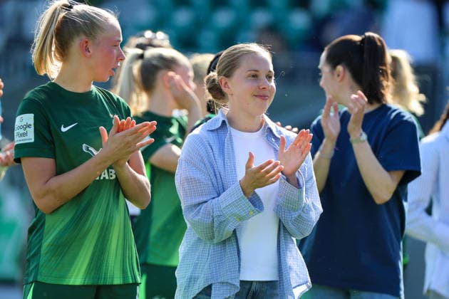 Wolfsburg, Deutschland: 02. Mai 2026 - 1. Frauen Bundesliga - 24. Spieltag - VfL Wolfsburg vs. RB Leipzig Im Bild: v.li. Ella Peddemors (VfL) und Janou Levels (VfL) nach dem Heimsieg gegen RB Leipzig beim Abschlussjubel Copyright: HMBxMedia MadeleinexFantini