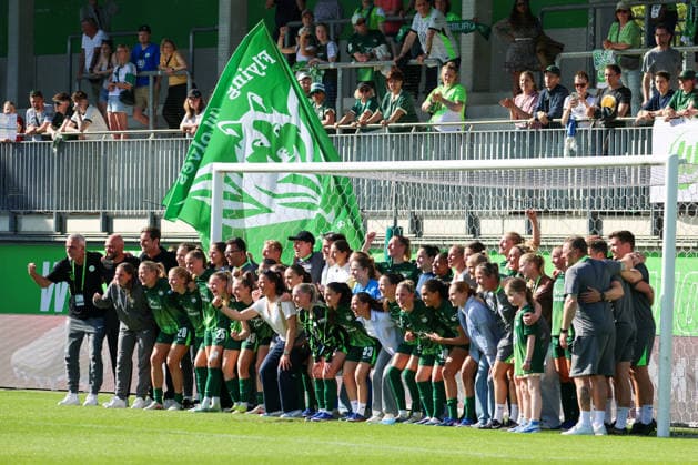 Wolfsburg, Deutschland: 02. Mai 2026 - 1. Frauen Bundesliga - 24. Spieltag - VfL Wolfsburg vs. RB Leipzig Im Bild: Die Spielerinnen und die gesamte Mannschaft vom VfL Wolfsburg beim Abschlussjubel nach dem Heimsieg gegen RB Leipzig Copyright: HMBxMedia MadeleinexFantini