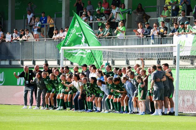 Wolfsburg, Deutschland: 02. Mai 2026 - 1. Frauen Bundesliga - 24. Spieltag - VfL Wolfsburg vs. RB Leipzig Im Bild: Die Spielerinnen und die gesamte Mannschaft vom VfL Wolfsburg beim Abschlussjubel nach dem Heimsieg gegen RB Leipzig Copyright: HMBxMedia MadeleinexFantini