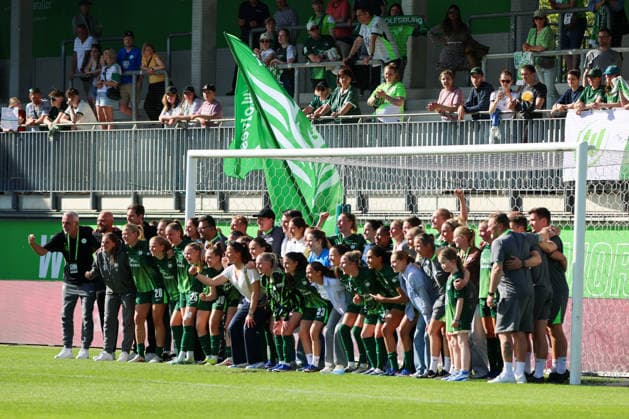 Wolfsburg, Deutschland: 02. Mai 2026 - 1. Frauen Bundesliga - 24. Spieltag - VfL Wolfsburg vs. RB Leipzig Im Bild: Die Spielerinnen und die gesamte Mannschaft vom VfL Wolfsburg beim Abschlussjubel nach dem Heimsieg gegen RB Leipzig Copyright: HMBxMedia MadeleinexFantini