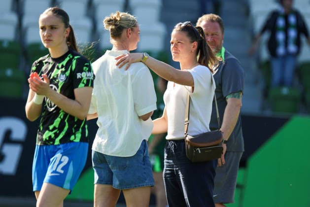 Wolfsburg, Deutschland: 02. Mai 2026 - 1. Frauen Bundesliga - 24. Spieltag - VfL Wolfsburg vs. RB Leipzig Im Bild: v.li. Alexandra Popp (VfL) und Torhüterin Martina Tufekovic (VfL) Copyright: HMBxMedia MadeleinexFantini