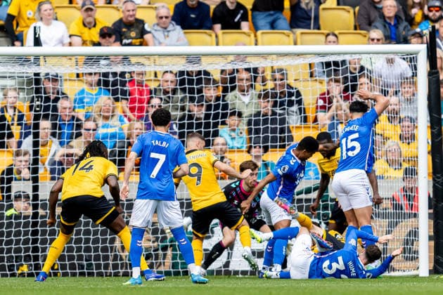 Wolverhampton Wanderers v Sunderland, Premier League Scamble in Sunderland area during the Premier League match between Wolverhampton Wanderers and Sunderland at Molineux, Wolverhampton, UK on 2 May 2026. Wolverhampton Molineux West Midlands UK Editorial use only DataCo restrictions apply See www.football-dataco.com , Copyright: xManjitxNarotrax PSI-24191-0041
