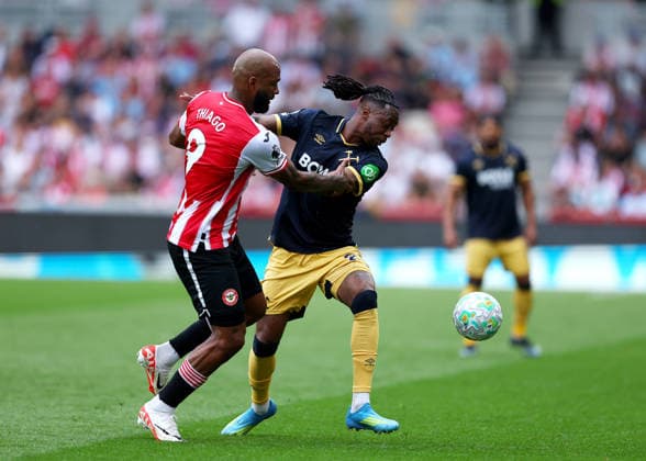 2nd May 2026; Gtech Community Stadium, Brentford, London, England; Premier League Football, Brentford versus West Ham United; Igor Thiago of Brentford under pressure from Aaron Wan-Bissaka of West Ham United JPxFletcher