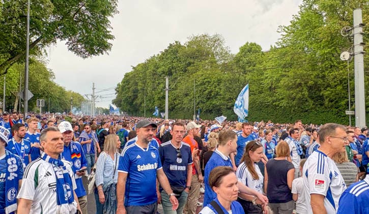 Deutschland: Fussball 2. Bundesliga 2025 - 2026, 32. Spieltag - FC Schalke 04 vs Fortuna Düsseldorf - Veltins Arena (Schalke): Gelsenkirchen, Deutschland, Europa, Schalke 04 Fans, Fanmarsch, Tausende Anhänger, Nordkurve, Ultras, Supporters, blau-weiß, Trikots, Schals, Fahnen, Menschenmenge, Crowd, Straßenumzug, Spieltag, Bundesliga, Ruhrgebiet, Fankultur, Emotionen, Fußballbegeisterung, Sicherheit, Polizei, Infrastruktur, Tramleitung, urbaner Raum, Event, Medieninteresse