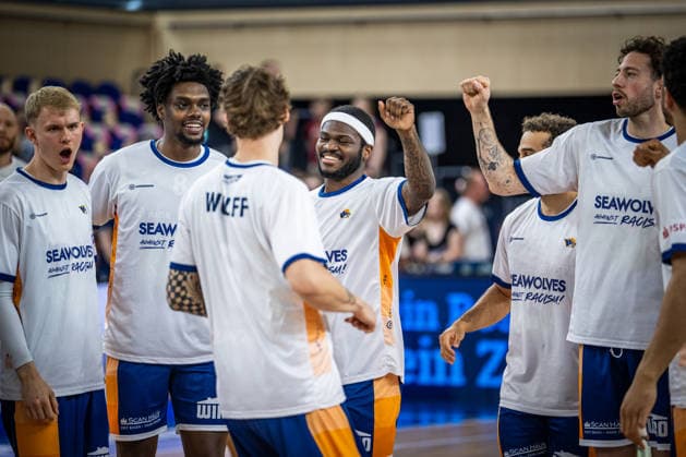 Rostock, Deutschland 02. Mai 2026: 1. BBL - 2025 2026 - Sp. 32 - Rostock Seawolves gegen Science City Jena Im Bild: Das Team der Seawolves lächelnd auf dem Spielfeld. Copyright: xFotostandx xVoelkerx