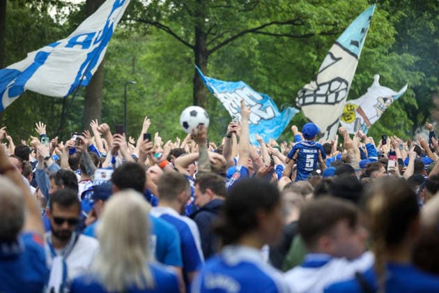 Deutschland: Fussball 2. Bundesliga 2025 - 2026, 32. Spieltag - FC Schalke 04 vs Fortuna Düsseldorf - Veltins Arena (Schalke): Aufstiegs-Euphorie, Schalke 04 Fans, Fanmarsch, Nordkurve, Ultras, Supporters, blau-weiß, Fahnen, Banner, Crowd, Menschenmenge, Jubel, erhobene Hände, Emotionen, Fußballkultur, Ruhrgebiet, Spieltag, Bundesliga, Auswärtsfans, Pyrotechnik, Rauch, Straßenumzug, Event, Medieninteresse