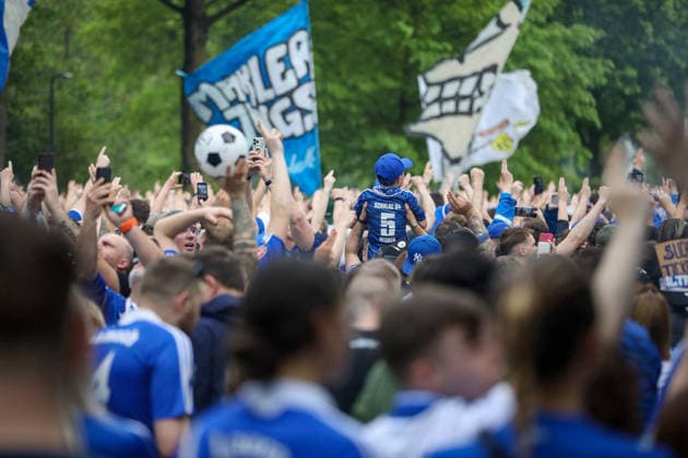 Deutschland: Fussball 2. Bundesliga 2025 - 2026, 32. Spieltag - FC Schalke 04 vs Fortuna Düsseldorf - Veltins Arena (Schalke): Aufstiegs-Euphorie, Schalke 04 Fans, Fanmarsch, Nordkurve, Ultras, Supporters, blau-weiß, Fahnen, Banner, Crowd, Menschenmenge, Jubel, erhobene Hände, Emotionen, Fußballkultur, Ruhrgebiet, Spieltag, Bundesliga, Auswärtsfans, Pyrotechnik, Rauch, Straßenumzug, Event, Medieninteresse