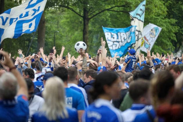 Deutschland: Fussball 2. Bundesliga 2025 - 2026, 32. Spieltag - FC Schalke 04 vs Fortuna Düsseldorf - Veltins Arena (Schalke): Aufstiegs-Euphorie, Schalke 04 Fans, Fanmarsch, Nordkurve, Ultras, Supporters, blau-weiß, Fahnen, Banner, Crowd, Menschenmenge, Jubel, erhobene Hände, Emotionen, Fußballkultur, Ruhrgebiet, Spieltag, Bundesliga, Auswärtsfans, Pyrotechnik, Rauch, Straßenumzug, Event, Medieninteresse