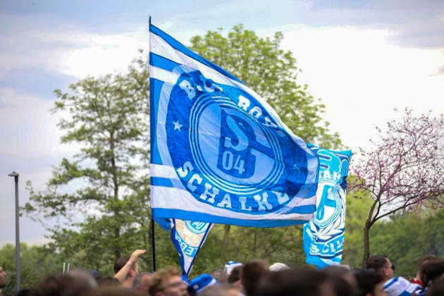 Deutschland: Fussball 2. Bundesliga 2025 - 2026, 32. Spieltag - FC Schalke 04 vs Fortuna Düsseldorf - Veltins Arena (Schalke): Aufstiegs-Euphorie, Schalke 04 Fans, Fanmarsch, Nordkurve, Ultras, Supporters, blau-weiß, Fahnen, Banner, Crowd, Menschenmenge, Jubel, erhobene Hände, Emotionen, Fußballkultur, Ruhrgebiet, Spieltag, Bundesliga, Auswärtsfans, Pyrotechnik, Rauch, Straßenumzug, Event, Medieninteresse